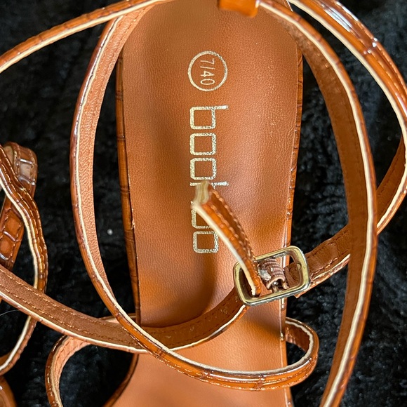 Boohoo Women's Brown Strappy Heels. Size 7 - Picture 5 of 7
